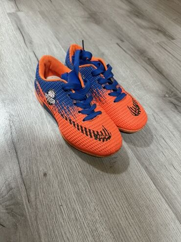 Maskalar, eynəklər: Butslar Nike