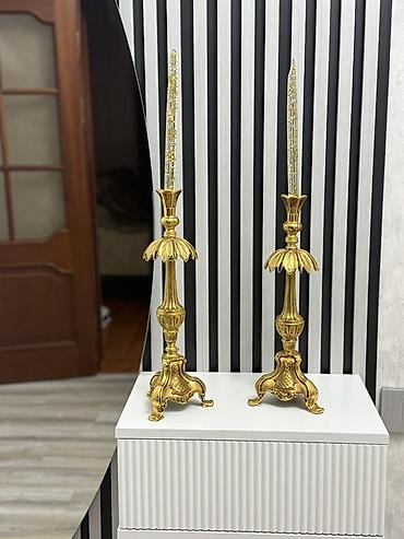 Şamdanlar satılır. Ağır poladdandı, üzərindəki şamlar da hədiyyə