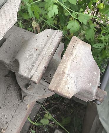 Тиски: Продаю комплект: 1) Металлический верстак (столешница ~8 мм, ножки — 2