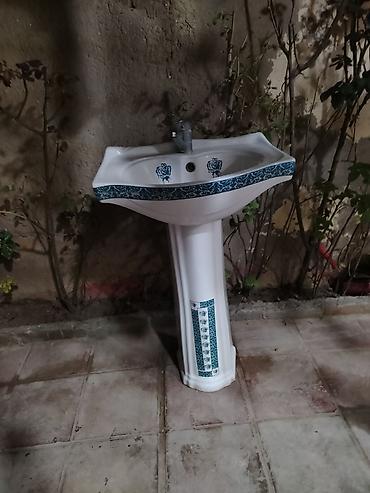hamam ucun: Ayaqlı keramik əlüzyuyan satılır. Model ağ rəngdədir və üzərində mavi — 1