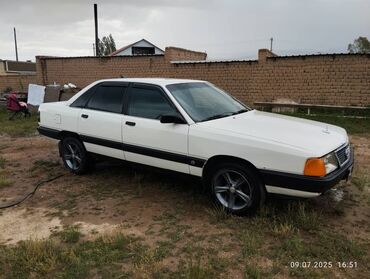 не знаю от какой машины: Белый седан Audi 100 с тонированными окнами. Автомобиль оснащен