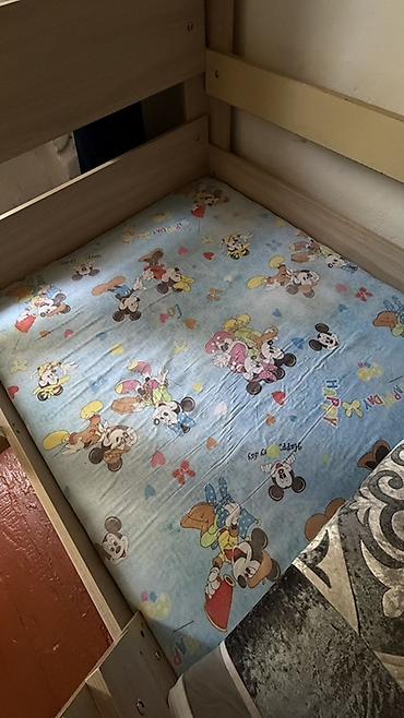 bunk bed: Двухъярусная детская кровать из ЛДСП светлого древесного оттенка — 2