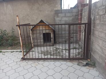 будка для собак: Вольер и будка решетка с трёх сторон