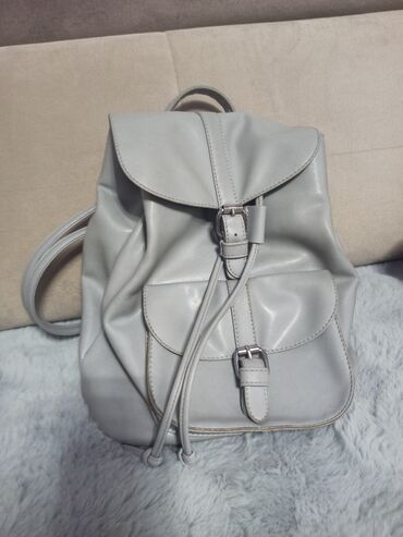 сумка школ: Продаю сумку-рюкзак серого цвета Вместительный, помимо основного
