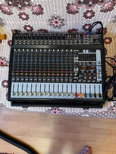 Mikrofonlar: Behringer Europower PMP6000 modellidir. Bu gücləndirilmiş mikser 20