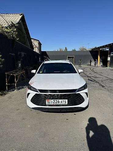 ravon r4: BYD Qin: 2025 г., 1.5 л, Вариатор, Гибрид, Седан — 1