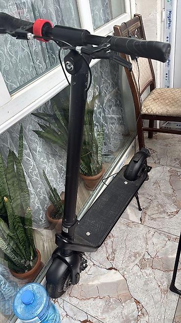 Elektrik skuter – qara rəng, şəhər üçün kompakt və rahat