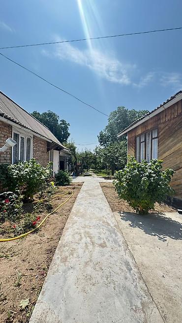 Продажа коттеджей и домов: 🏡✨ Продаётся уютный дом на берегу прекрасного Иссык-Куль ✨🏔️ 📍 Район — 10