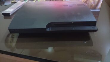 işlenmiş kalonka: PlayStation 3 slim ela vəziyyətdə içinde 40 dan çox oyunu var.ustunde
