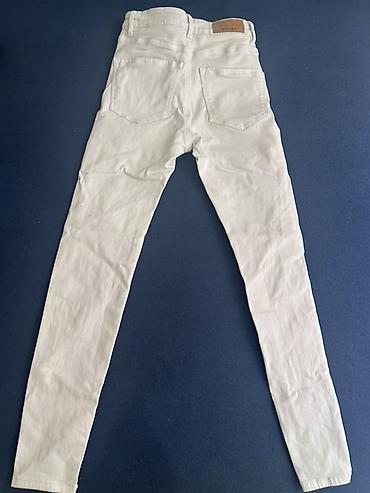 stradivarius pantalone: Stradivarius ženske farmerke – skinny kroj, regularni struk. - Model — 2