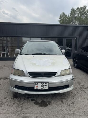 рассрочка авто без первоначального взноса: Серебристый минивэн Honda Odyssey с характерным дизайном передней