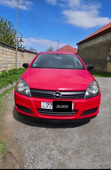 ucuz avtomat maşınlar: Opel Astra, qırmızı rəng, sedan/hetçbek kuzov (Astra H seriyası). Ön — 1