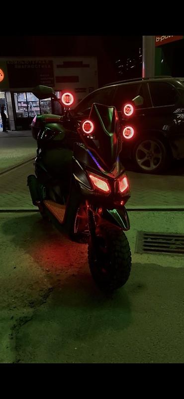 покрышки maxxis: Кастомный скутер с яркой LED‑подсветкой и агрессивным дизайном - — 1