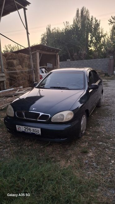 домкраты на авто: Автомобиль Daewoo Lanos в кузове седан, выполненный в темно-зеленом