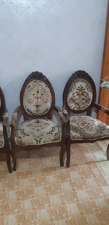 Divan və kreslo dəstləri: Antik salon dəsti – taxta oyma korpuslu Tərkib: - 1 ədəd üçlü divan - — 3