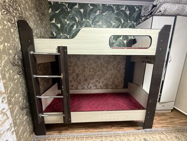 кровать ярус: Двухъярусная кровать с матрасами - Конструкция: два спальных места