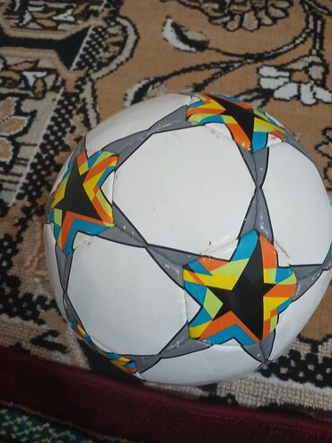 yoqa mat: Futbol topu - Dizayn: Ağ əsas rəngdə, çoxrəngli ulduz naxışlı