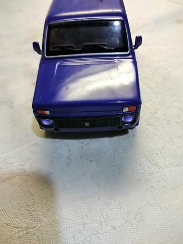 hobi auto: Auto Lada Niva oko 1:24 (13 cm.) fali z. levi zmigavac i pr — 5
