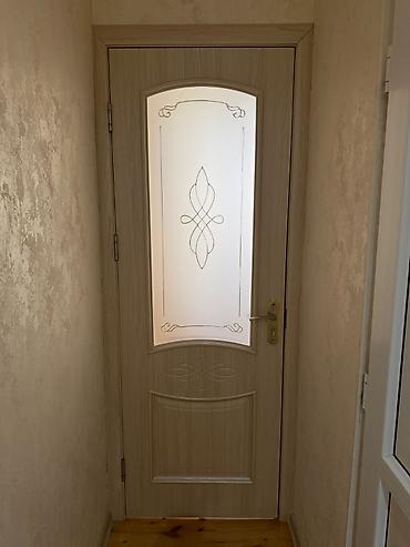 otaq qapllar: 5 ədəd otaq qapısı, yeni qapı alındığı üçün satılır. Ölçüləri 2*80sm — 3