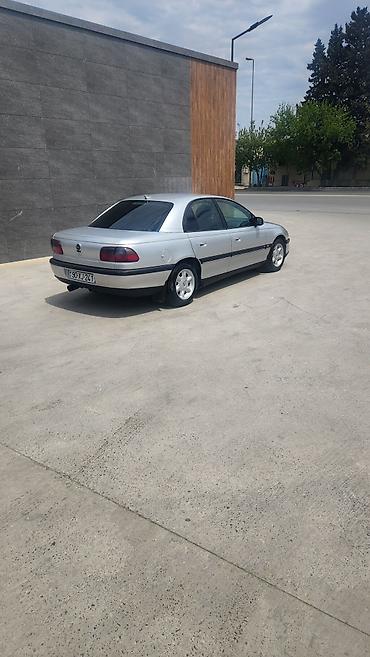 Opel: Opel Omega B sedan - Kuzov: 4 qapılı sedan, gümüş rəng - Mühərrik — 1
