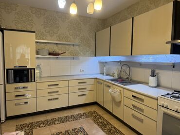 дизайн современной кухонной мебели: Кухонный гарнитур в современном стиле, угловая планировка. Состав и