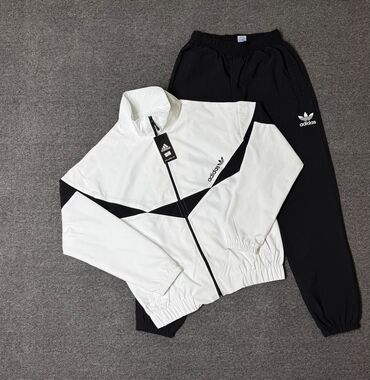 спортивный купальник с закрытой спиной: Спортивный костюм Adidas, состоящий из куртки с воротником-стойкой и