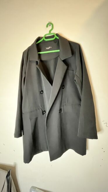 Dəstlər, kostyumlar: Şekildekilerin her biri 10 azn
42-44 ölçüdür
Uşaq kurtkaları 4-5-6 yaş — 9