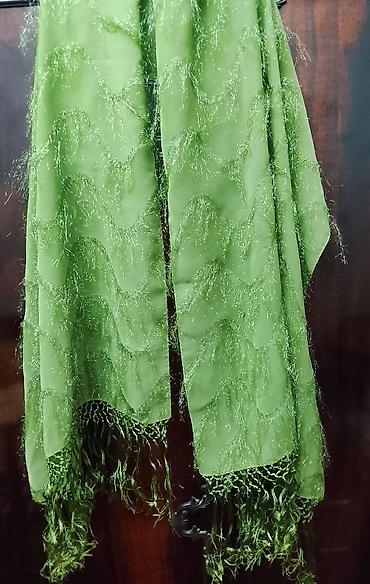 Qadın geyimləri: Yemşil rəngli zərif şal/şarf - Material: yüngül, şəffaf tekstura; — 1