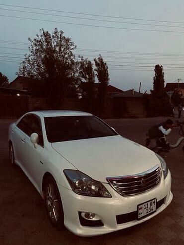 runx alex: Белый седан Toyota Crown с элегантным дизайном и динамичными линиями