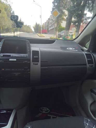 Toyota: Toyota Prius Hybrid – liftbek - Yanacaq sistemi: hibrid (benzin + — 5