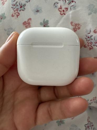 jack e4: AirPods 4 — беспроводные наушники с зарядным футляром. Особенности: - — 2