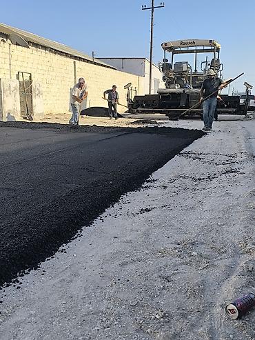 Döşəmə işləri: Asfaltlama və yol örtüyü xidmətləri Peşəkar briqada ilə isti asfaltın — 7