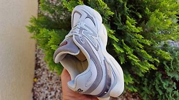 quechua cizme: New Balance 9060 patike – siva/bez nijansa
Dostupne u broju 38 — 2