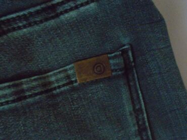 Farmerke: Moderne original Desigual farmerke naznačene veličine 36. Imaju nešto — 14