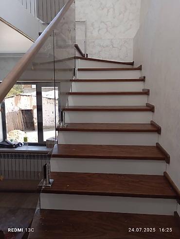 Деревянные лестницы: Деревянная лестница Для дома, Бесплатный замер, Вид дерева: Сосна, Форма лестницы: Много-маршевая, Стиль: Классический — 21