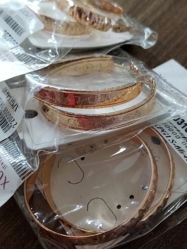 Sırğalar: Mağaza bağlanıb əldə qalan bujuteriyalar ucuz qiymətə satılır -da lalafo.az — 20 Sırğalar: Mağaza bağlanıb əldə qalan bujuteriyalar ucuz qiymətə satılır — 20