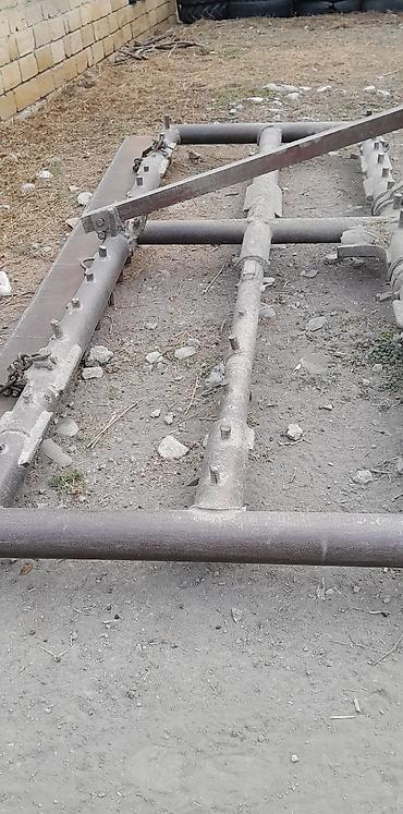 saqman yuk masini: Aqreqat: traktor üçün torpaq hamarlayan/koltuklu dişli mala (trailing — 2