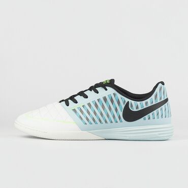 голубая: Футзальные кроссовки Nike Lunargato II. Выполнены в белом и голубом
