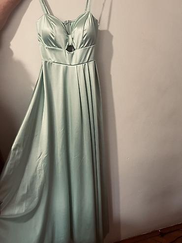 Haljine: Duga svečana haljina – 2 modela 1) Bordo haljina: - Gornji deo — 4