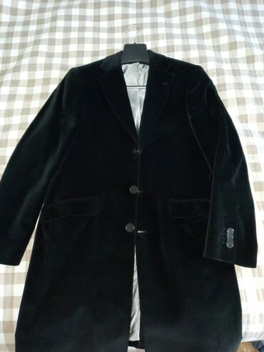 черное пальто в Кыргызстан | ПАЛЬТО: Продаю демисезонное велюровое пальто в идеальном состоянии. Одевал