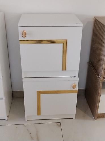 Комплект компактных белых шкафчиков с декоративными золотистыми