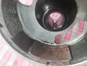 Ostali motocikli i skuteri: Beli magnet za t11 
Za osovinu radilice 10 mm
Cena fixsna 
Ispravano  — 9