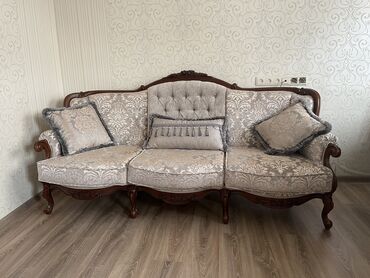 Диваны: Продаю срочно мебель диван гостиный делали под заказ фирмы Lina в