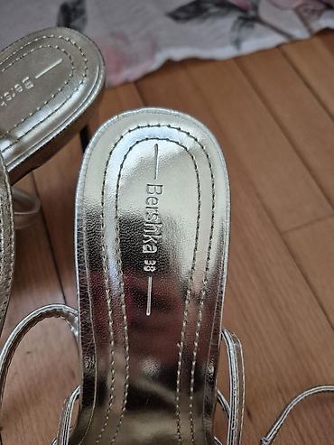 mona kais braon: Bershka sandale na štiklu – veličina 38 - Elegantne sandale u metalik — 3