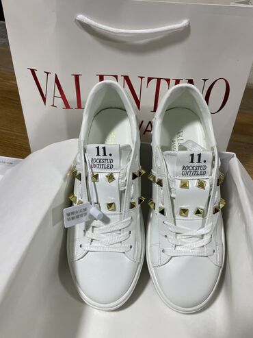 зимние кроссовки женские бишкек: Кроссовки, 40, 37, Valentino, Новый, цвет - Белый, Самовывоз
