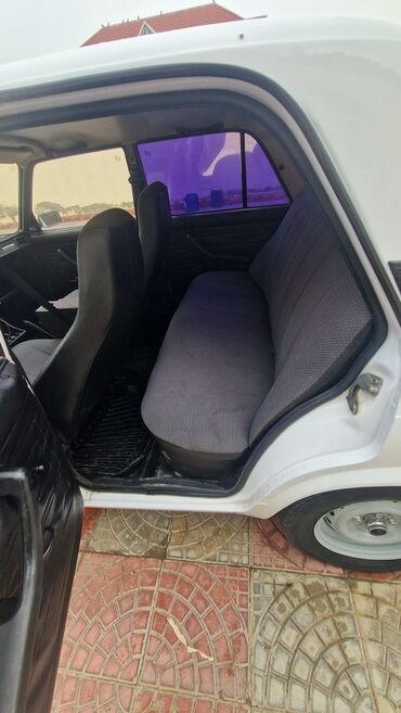 VAZ (LADA): VAZ 2107 sedan Xüsusiyyətlər: - Kuzov: 4 qapılı sedan, ağ rəng - — 18