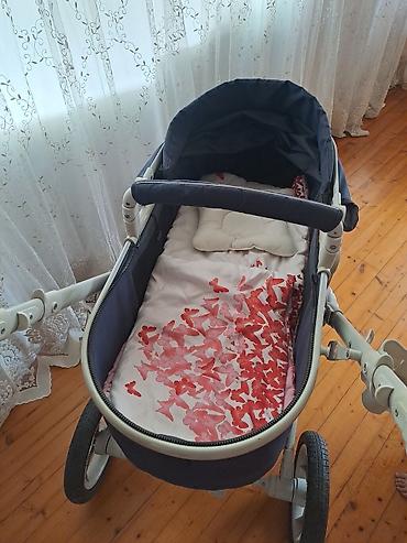 uşaq arabası ucun mufta: Tünd göy rəngdə uşaq arabası. Ağ çərçivəli konstruksiyaya malikdir və — 3
