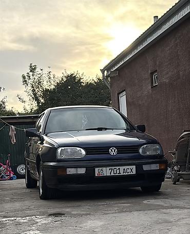 Volkswagen Golf: 1993 г., 1.8 л, Механика, Бензин, Седан