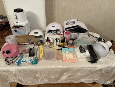 set za manikir i pedikir: Peşəkar manikür-pedikür üçün tam avadanlıq dəsti Dəstdə görünənlər: -