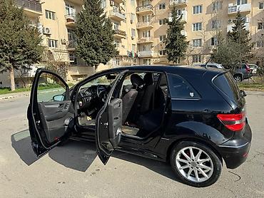 mersedes b klass: Mercedes-Benz B-Class, qara rəng, 5 qapılı kompakt minivan/hetçbek — 6